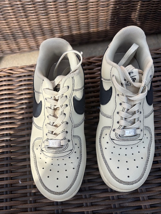 Nike big boys Air Force 1 size 6 Low-Top Sneakers in Off-White with Black Swoosh